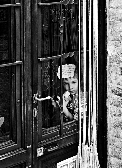 Kind in Spello, Italien