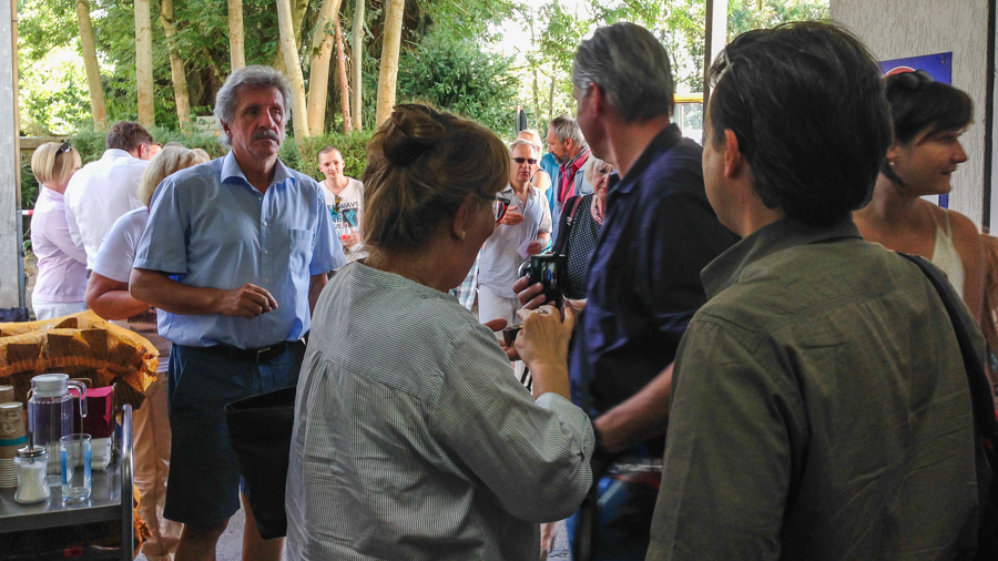 Eine gut besuchte Eröffnung der Fotoausstellung mit vielen interessierten Menschen