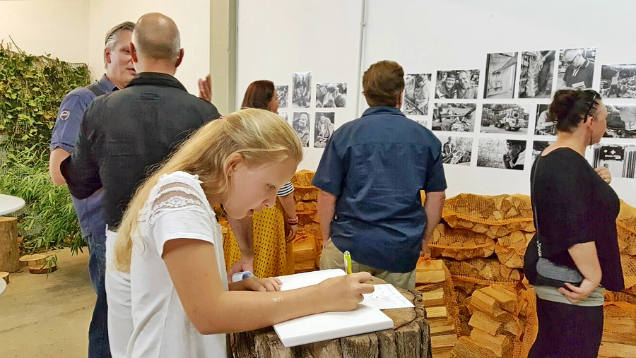 Große und kleine Gäste besuchten die Ausstellung FORST von Thomas Klingberg und trugen sich ins Gästebuch ein