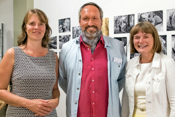 Britta Zweigner, Thomas Klingberg und Claudia Zepuntke bei der Ausstellungseröffnung FORST