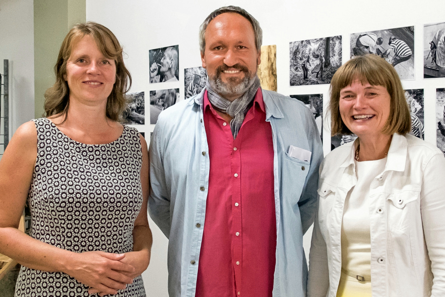 Britta Zweigen, Thomas Klingenberg und Düsseldorfs Vize Bürgermeisterin Claudia Zepuntke bei der Ausstellungseröffnung FORST