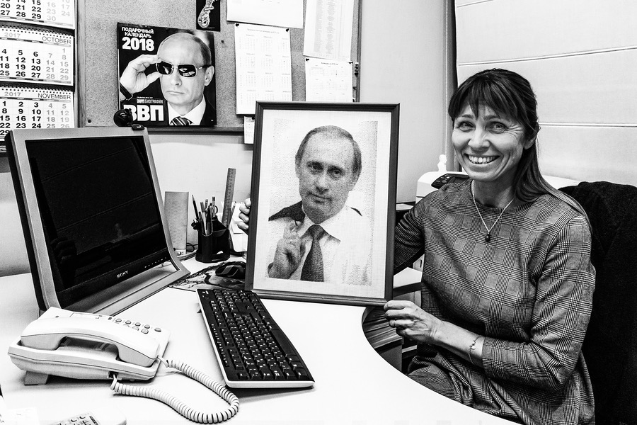 Büroangestellte in Moskau mit Putin-Bild