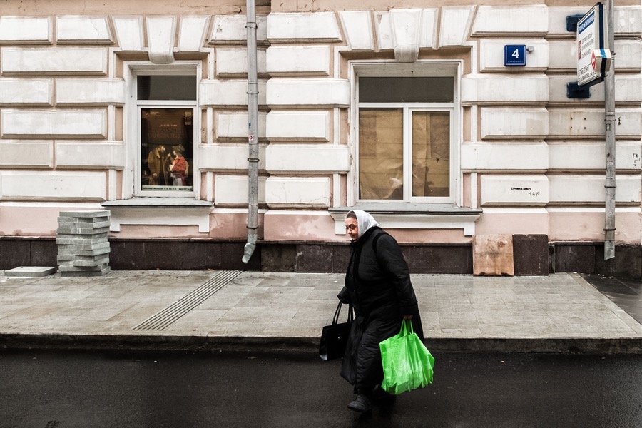 Frau mit Einkäufen in der Moskauer Altstadt
