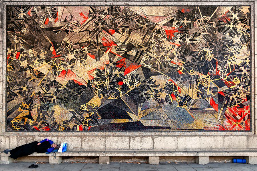 Armut und Obdachlosigkeit in Düsseldorf: Mosaik "Die Nacht" von Jan Thorn Prikker am Ehrenhof, NRW Forum, Museum Kunstpalast. Schlafstätte von Wohnungslosen in Düsseldorf.