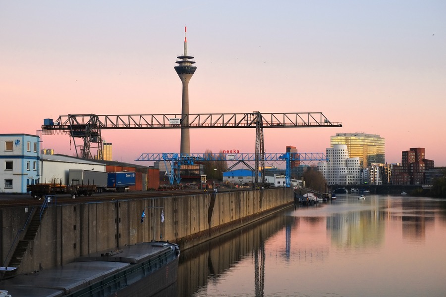 Rheinturm in Düsseldorf. Sozialdokumentarische Fotografie.