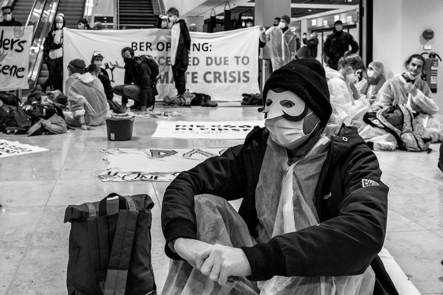 Pinguin-Protestaktion zur Eröffnung des Flughafens Berlin
