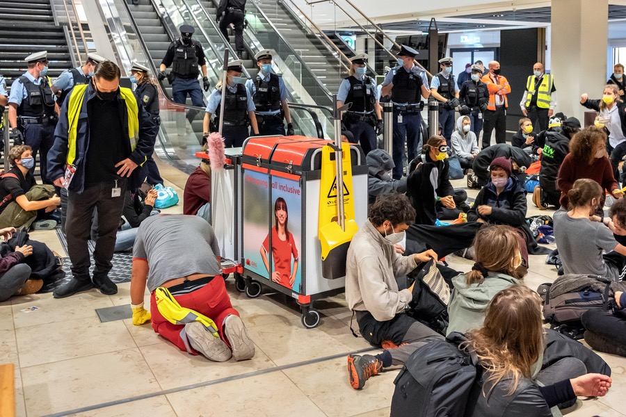 Sitzblockade während der Eröffnung des Flughafens Berlin BER