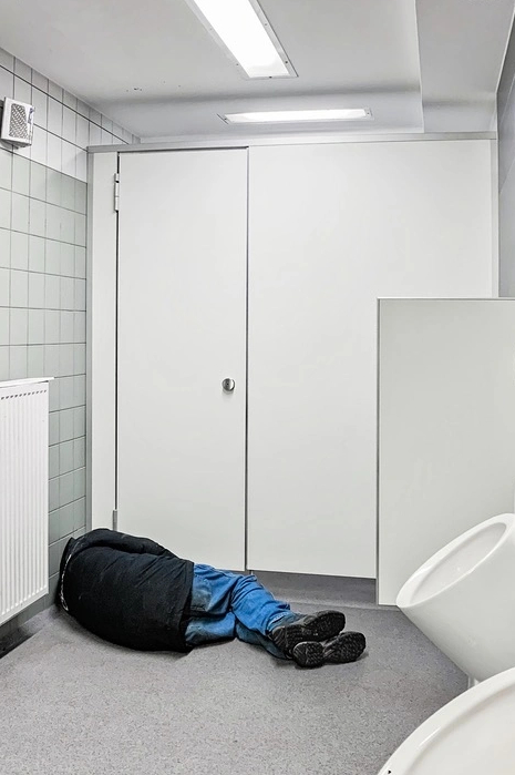 Who bears more cold? Subject or beholder? Homeless man in Gelsenkirchen, station toilet