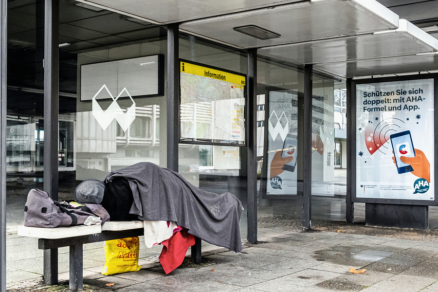 Wohnungsloser Mensch während der Corona Pandemie in Berlin