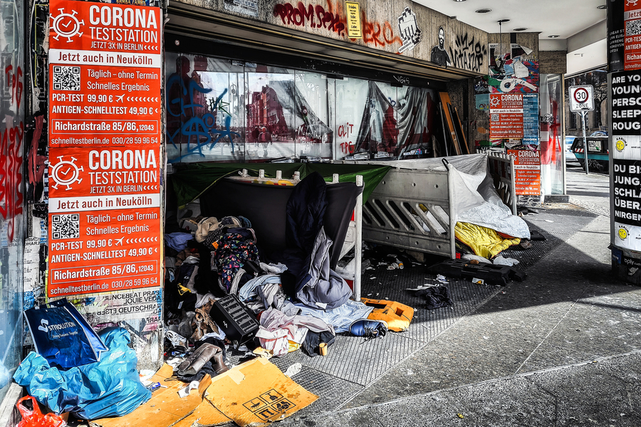 Schlafplätze von Obdachlosen während der Corona-Pandemie in Berlin Neukölln