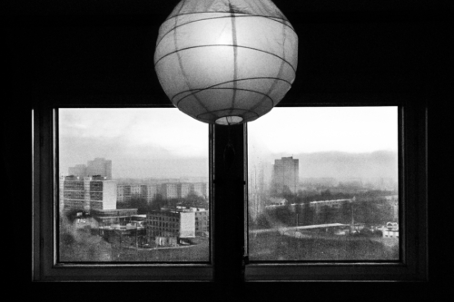 Blick aus dem Fenster eines Hochhauses im Ernst-Thälmann-Park in Berlin Prenzlauer BergFoto: Thomas KlingbergGenre: Dokumentarfotografie
