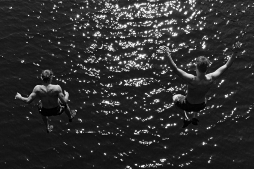 Sprung in von einer Brücke in den Rhein-Herne-Kanal: Jugendliche in Gelsenkirchen im Stadtteil Schalke-Nord, Sommer 2012