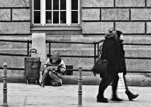 Obdachlose Frau auf der Invalidenstrasse in Berlin