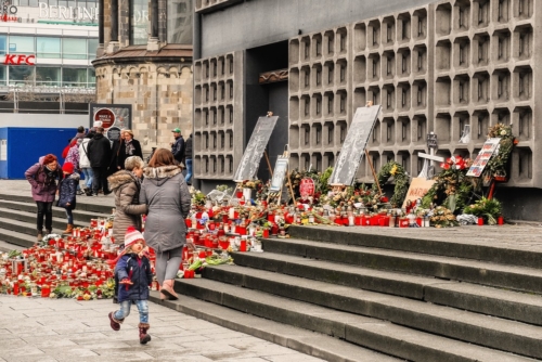 Kaiser-Wilhelm-Gedächtiskirche in Berlin nach dem Terroranschlag auf den Weihnachtsmarkt am Breitscheidplatz im Dezember 2016 Kaiser-Wilhelm-Gedächtiskirche in Berlin nach dem Terroranschlag auf den Weihnachtsmarkt am Breitscheidplatz im Dezember 2016