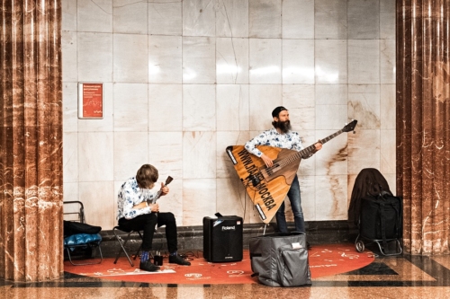 Straßenmusiker in der Metro in Moskau