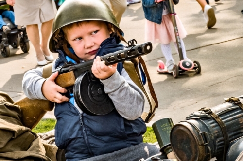 Junge an einem Kriegsmahnmal in Moskau