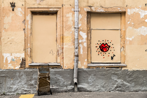 Zwischen den Zeilen der Stadt – ein Kuss, gemalt auf schweigende Fenster.