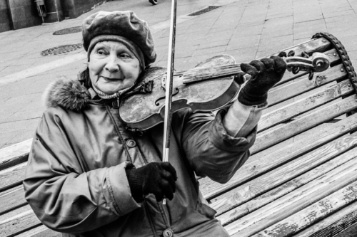 Straßenmusikerin aus Moskau. Foto: Thomas Klingberg. Genre: Sozialdokumentarische Fotografie, Dokumentarfotografie
