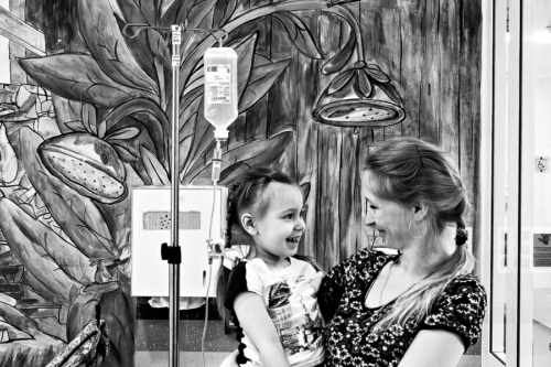 Mädchen mit seiner Mutter während der Chemotherapie in einer Kinderkrebsklinik in Moskau.