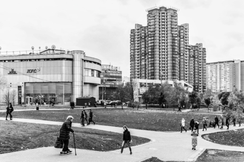 Frau mit zu großen Schuhen in Moskau.Aufgenommen im Oktober 2017