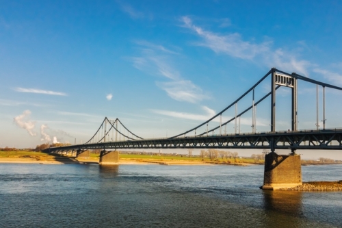 Krefeld-Uerdinger-Brücke, auch Uerdinger Rheinbrücke genannt, verbindet den Krefelder Stadtteil Uerdingen mit Duisburg-MündelheimGenre: Dokumentarfotografie, ArchitekturfotografieFotograf: Thomas Klingberg