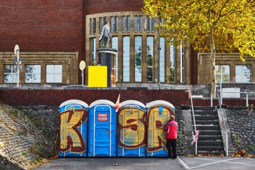 "Geschäftsmann" - aus dem Projekt Säulenheilige des Künstlers Christoph Pöggeler, Joseph Beuys Ufer Düsseldorf "Geschäftsmann" - aus dem Projekt Säulenheilige des Künstlers Christoph Pöggeler, Joseph Beuys Ufer Düsseldorf