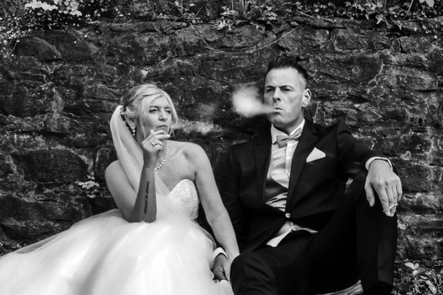 Geschafft! Schwarz-Weiß-Foto aus einer Hochzeitsreportage. Genre: Hochzeit, Dokumentation, Reportage. Hochzeitsfotograf Düsseldorf