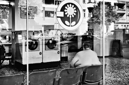 Obdachlose Frau in einem Waschsalon in Berlin-Wedding