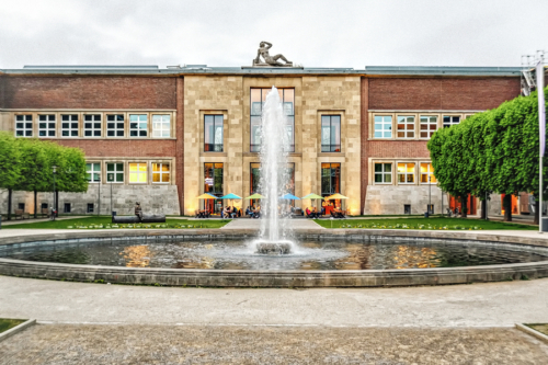Museum Kunstpalast Duesseldorf im Ehrenhof nach dem Umbau mit Gastronomie im Belvedere