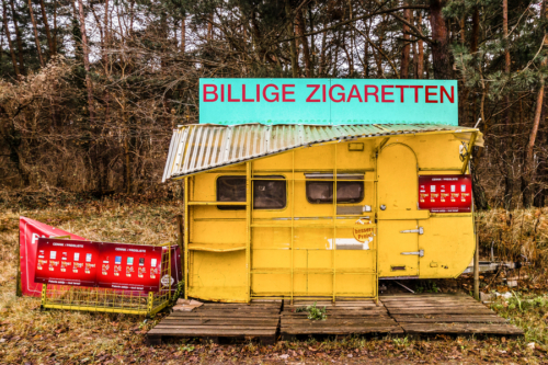 Billige Zigaretten. Verkaufswagen auf einem Rastplatz an der Deutsch-Polnischen Grenze.