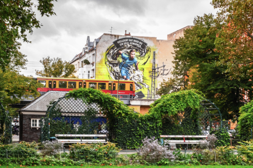 Vielleicht hat noch nie ein Spiel gewonnen. Wandbild in Berlin-Charlottenburg am Savignyplatz